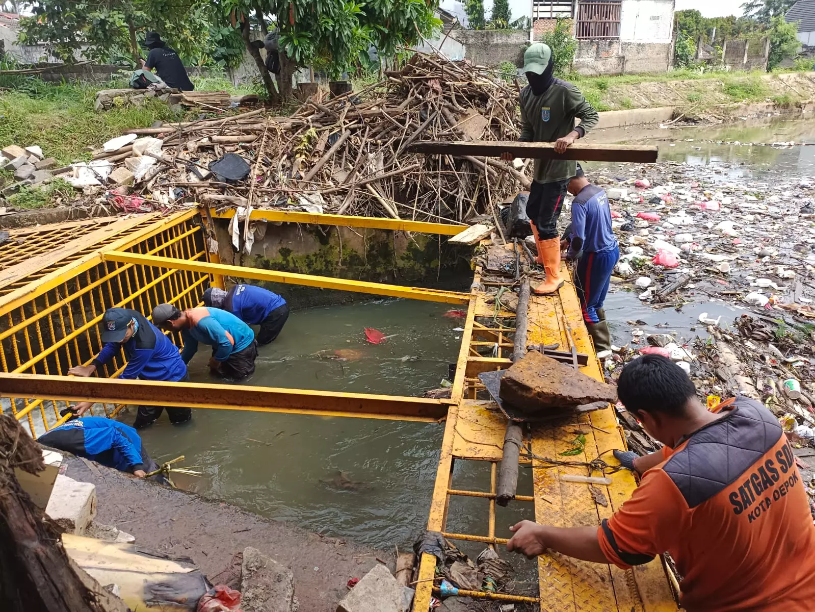 Dinas PUPR Depok Rutin Bersihkan Gulma dan Sampah di Situ Pengarengan