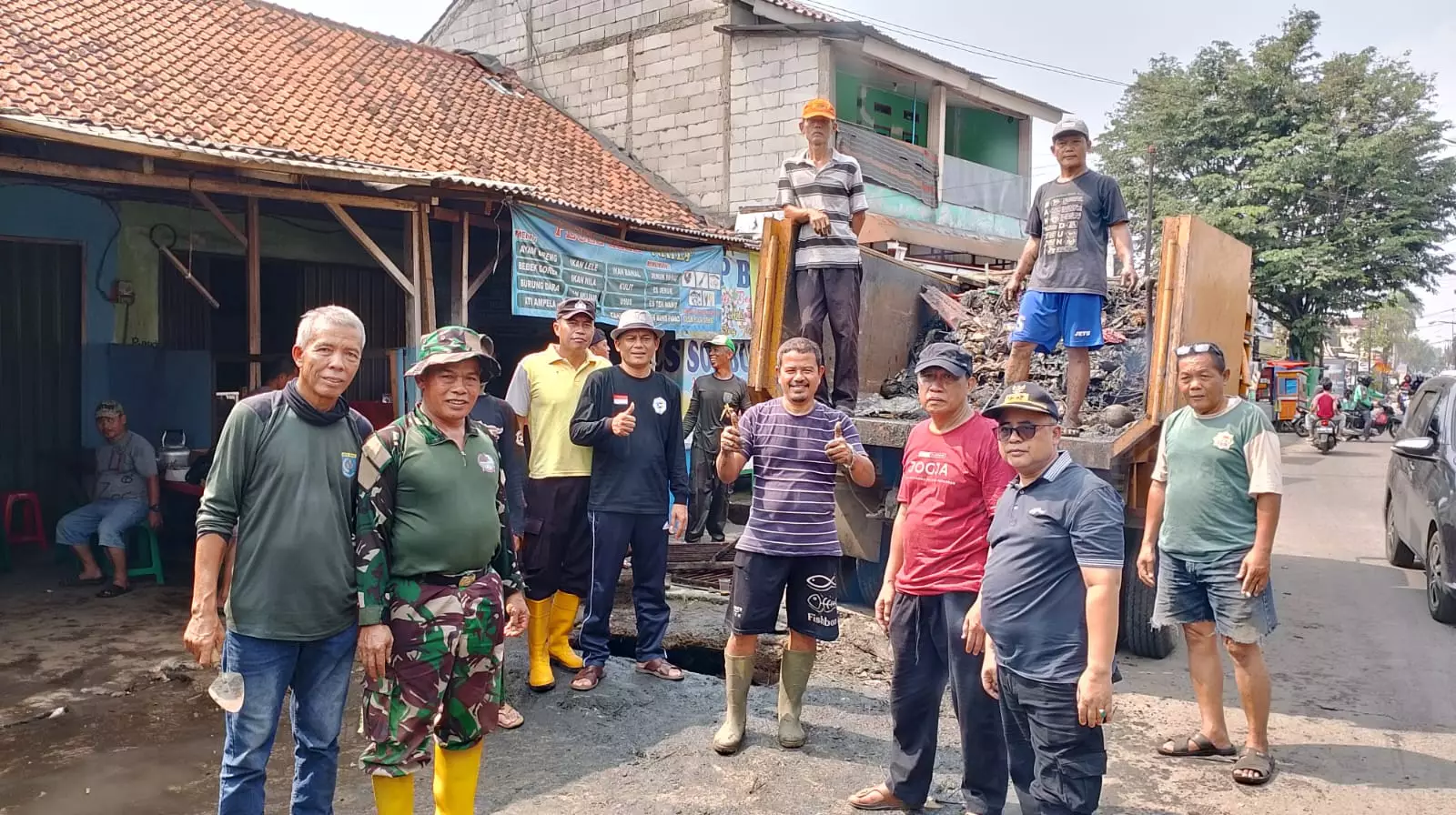 Atasi Banjir Jalan Keadilan, Lurah dan Warga RJB Gencar Kerja Bakti