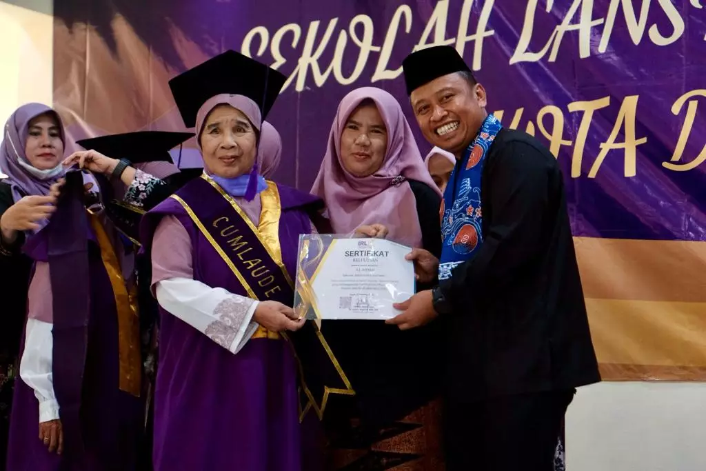 Tempuh Pembelajaran Selama Setahun, Sekda Depok Wisuda 220 Lansia