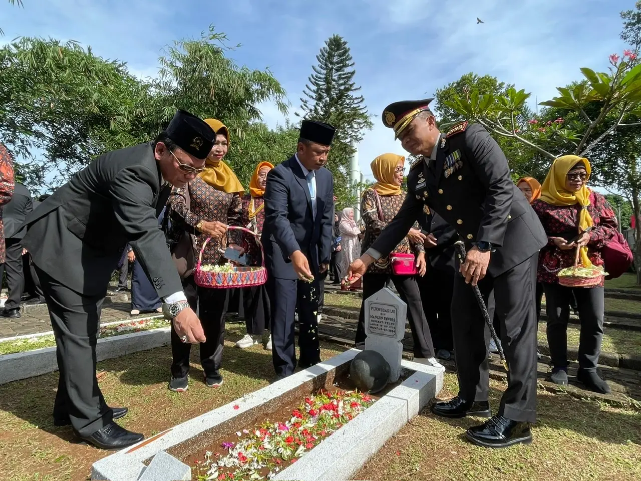 Ziarah dan Tabur Bunga di TMP Kalimulya, Supian Suri: Terima Kasih Sebesar-besarnya untuk Para Pahlawan