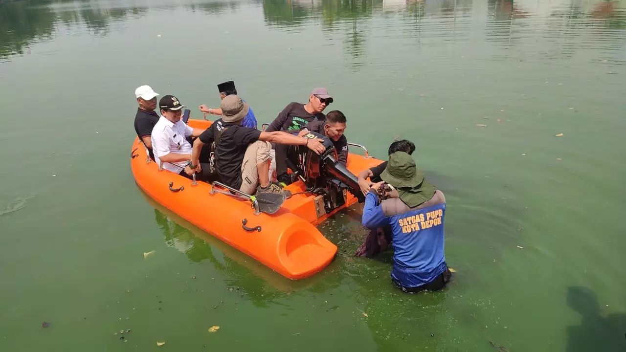 Bersih-bersih Situ Citayam Jelang Mancing Bareng Wali-Wakil Wali Kota Depok