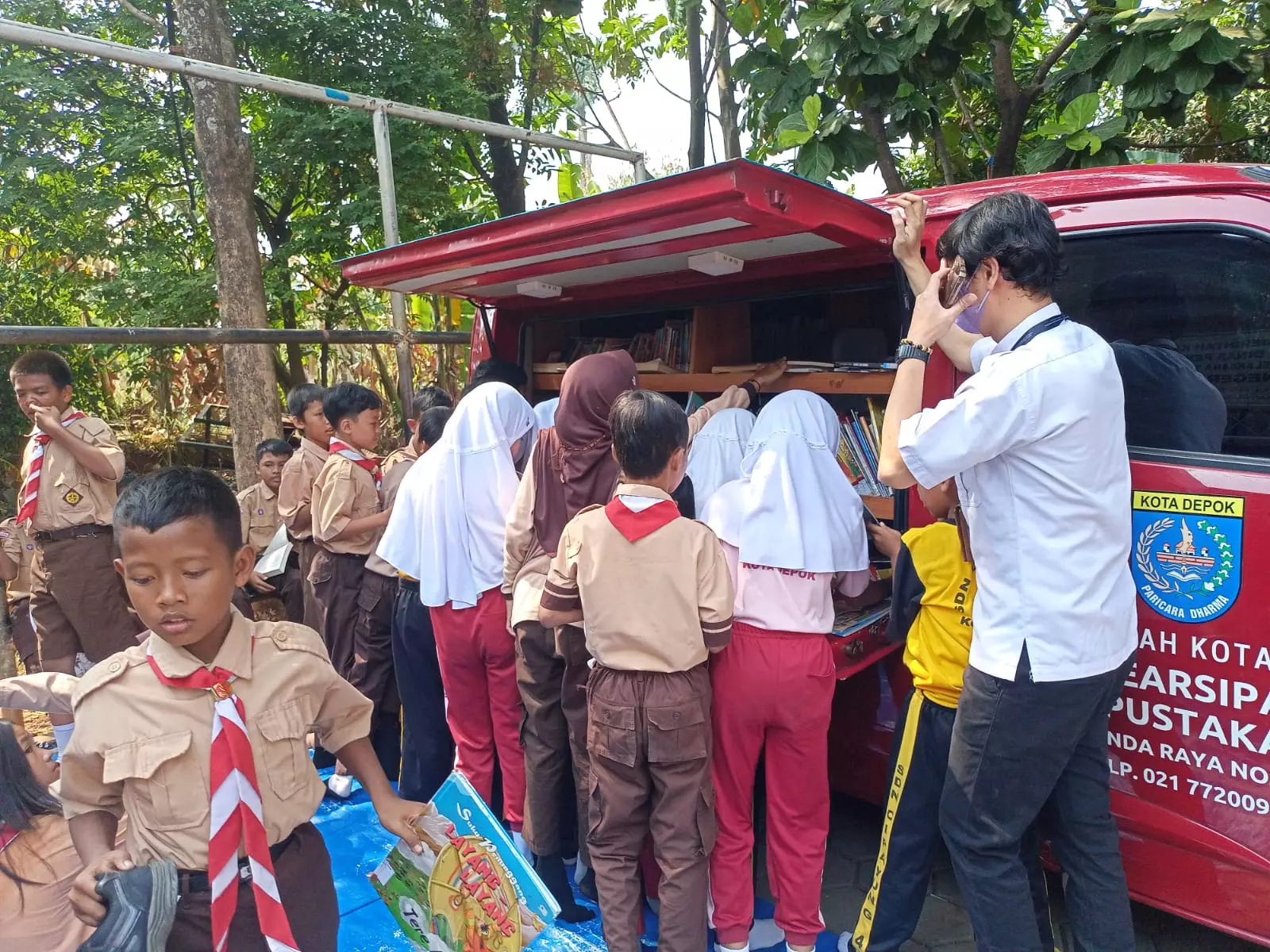 Tingkatkan Minat Baca Siswa, Mobil Perpustakaan Keliling Sambangi SDN Cipayung 4