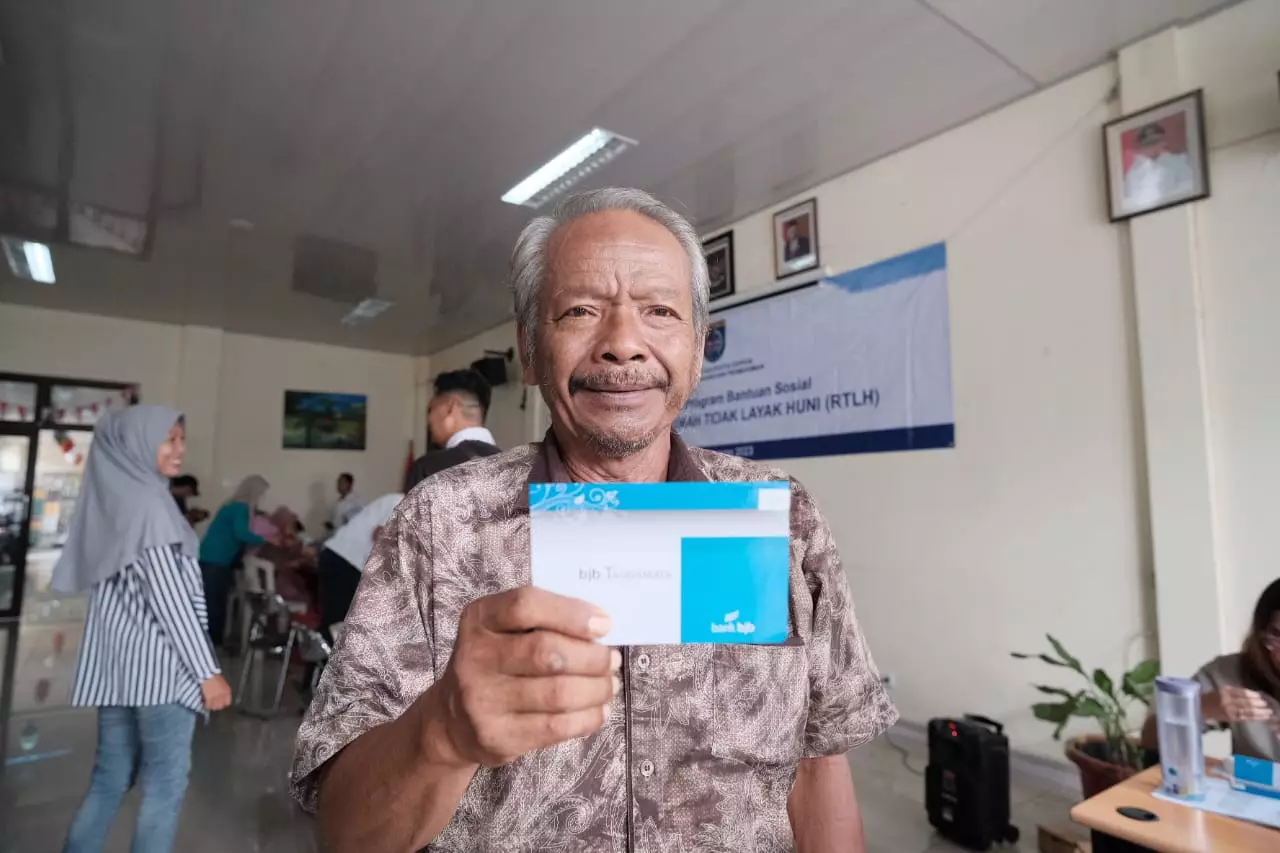 Dapat Bansos RTLH, Warga Sukmajaya Merasa Bersyukur dan Terbantu