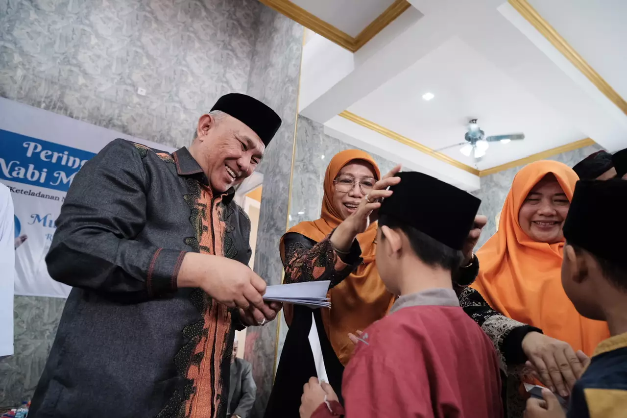 Wali Kota Serahkan Santunan Anak Yatim di Musala Al Hijrah Sukatani