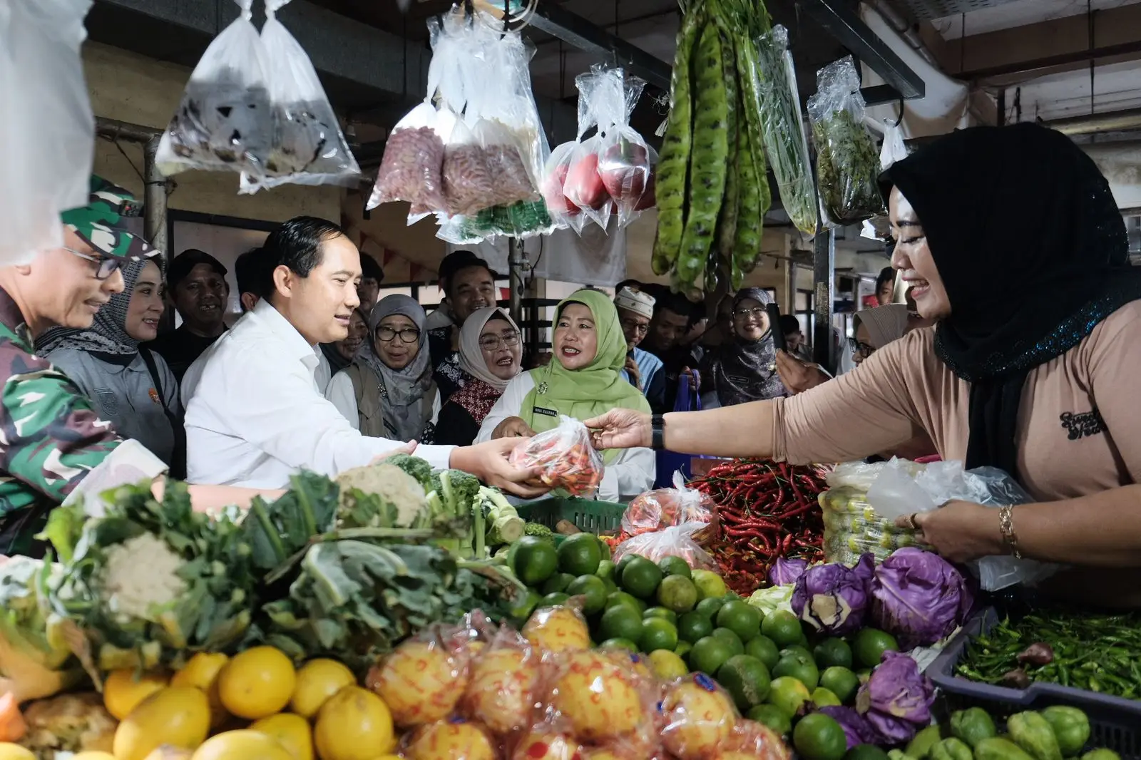 Jelang Ramadan, Chandra Rahmansyah Sidak Pasar Cisalak Pastikan Harga Bahan Pokok Stabil, Stok Aman