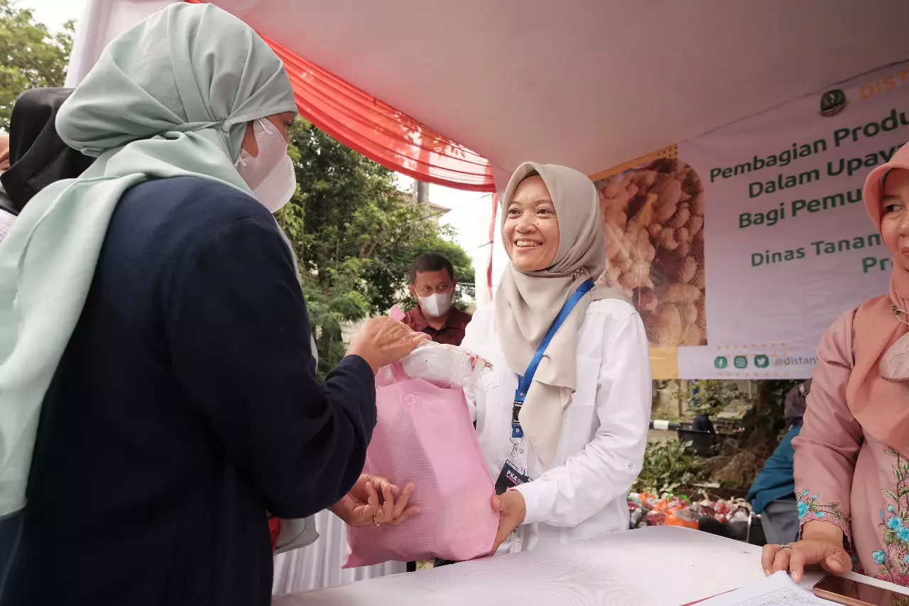 Penerima PKH dan KWT di Depok Dapat Bantuan Produk dan Benih Hortikultura