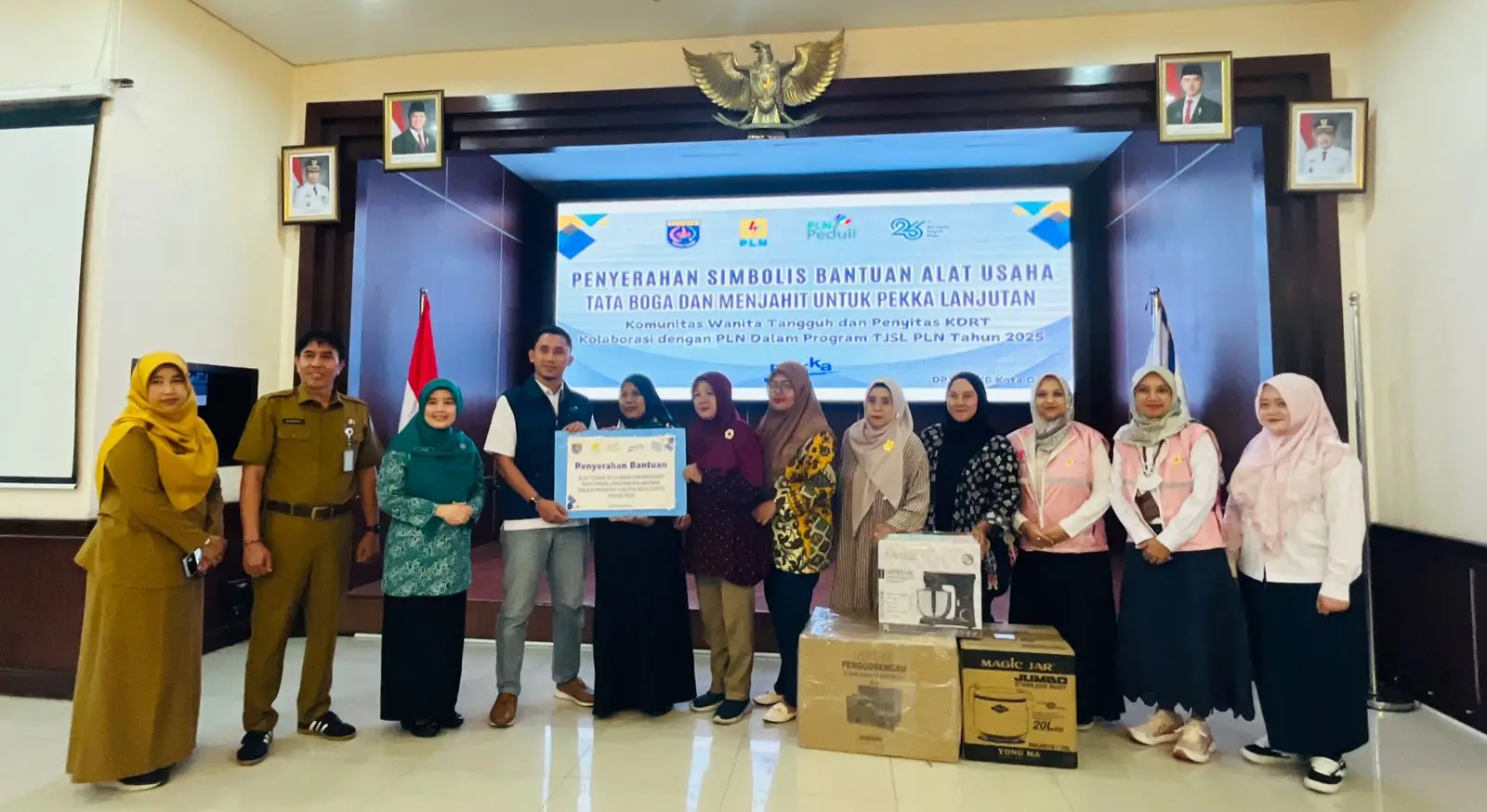 Dapat Bantuan Alat Usaha, DP3AP2KB dan PLN UIP JBB Dorong Pemberdayaan Ekonomi PEKKA