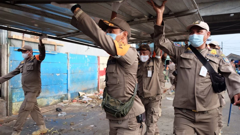 Satpol PP Tertibkan Bangunan PKL di Sisi Barat Kolong Fly Over ARH