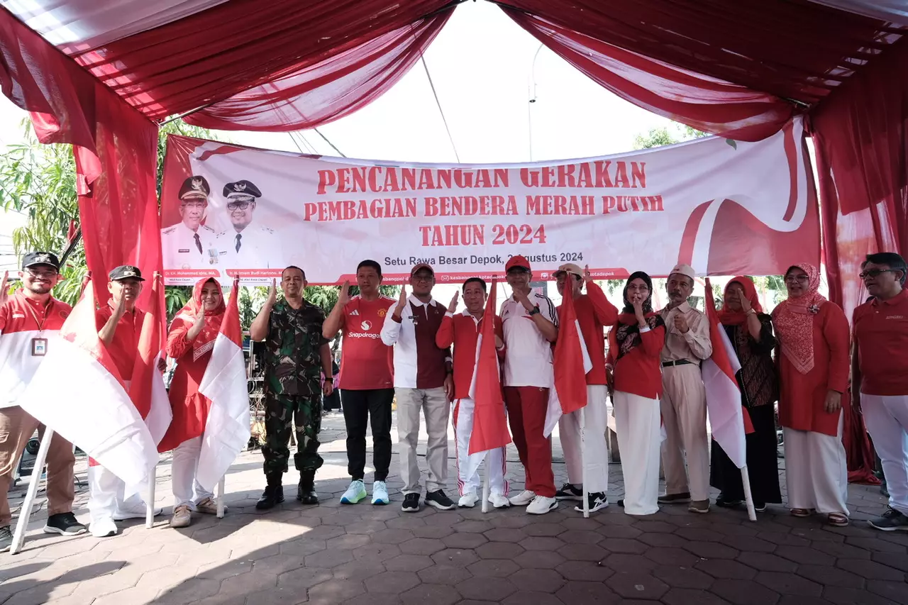 Pemkot Depok Canangkan Gerakan Pembagian Bendera Merah Putih di Situ Rawa Besar