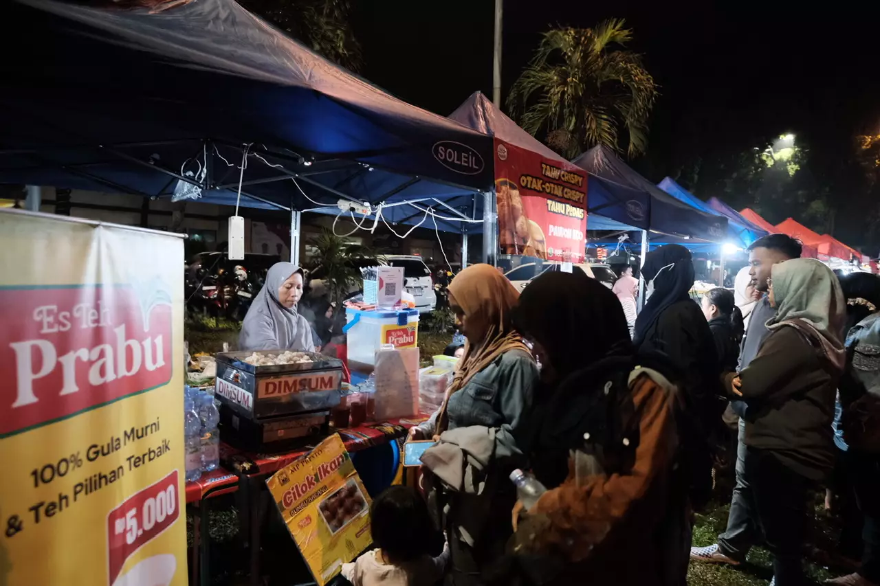 Ratusan Warga Ramai Berbelanja Produk UMKM di Acara Depok Taun Baruan