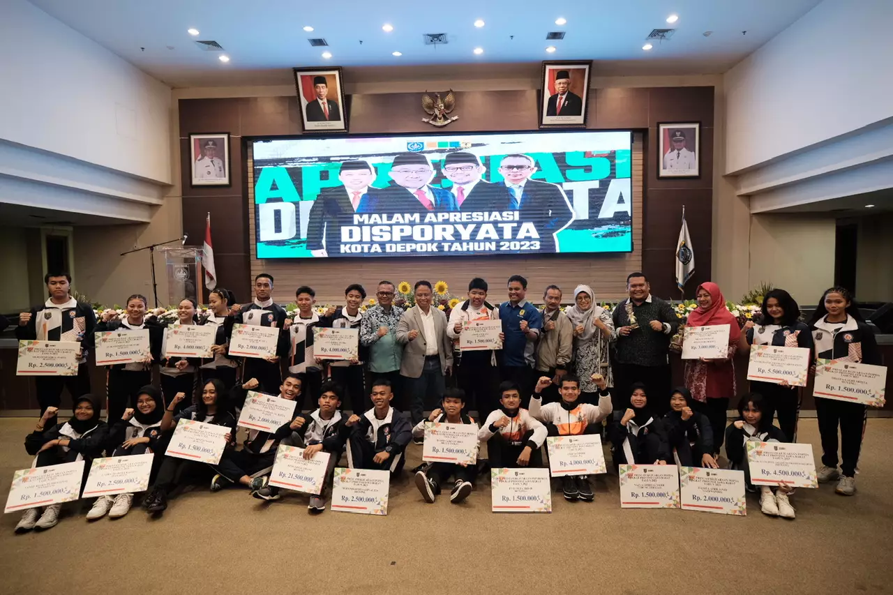 Disporyata Depok Serahkan Penghargaan Kepada Insan Berprestasi di 2023