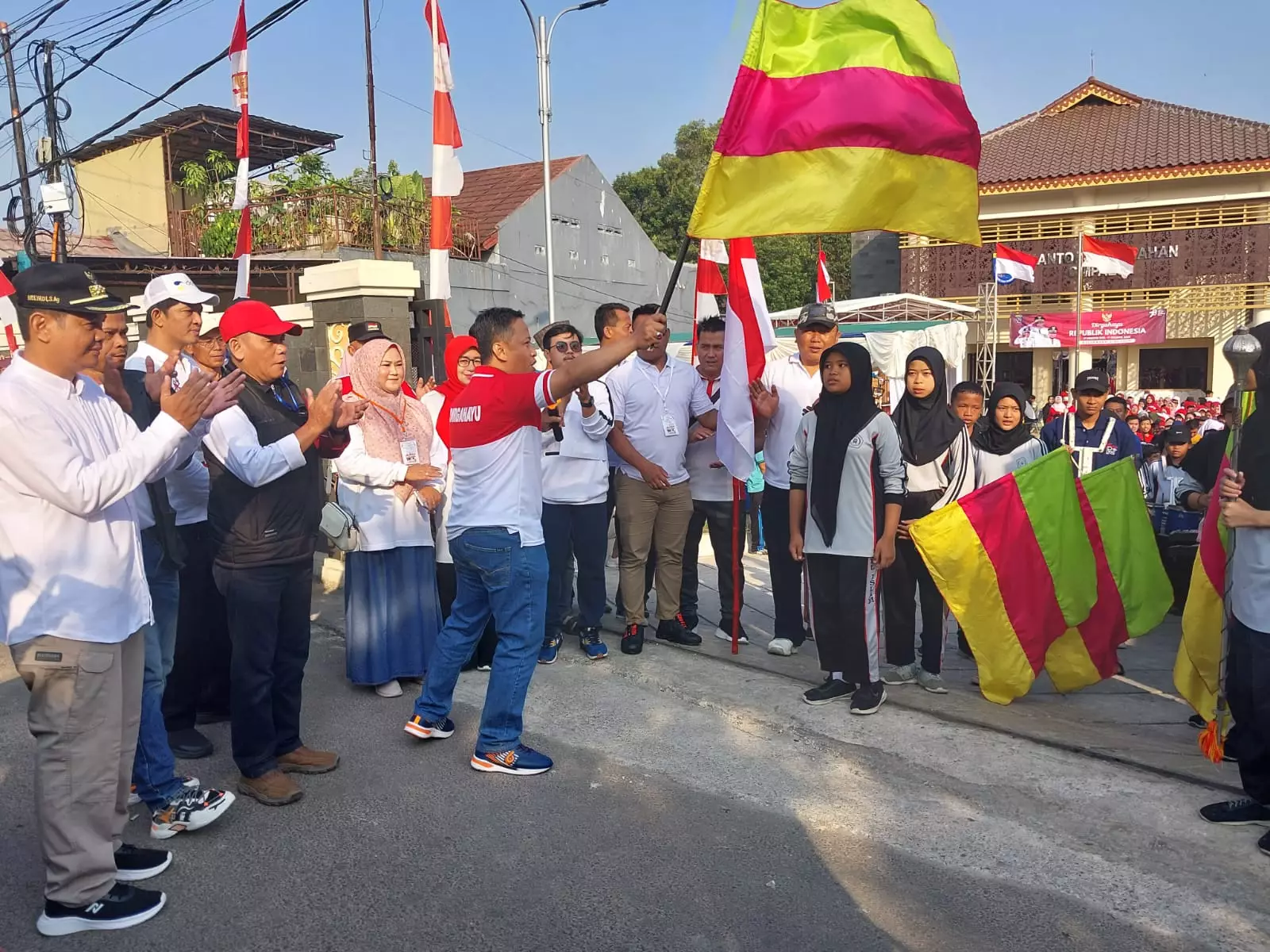 Meriahnya Gerak Jalan di Cimpaeun, Sekda Depok: Tumbuhkan Kekompakan dan Silaturahmi
