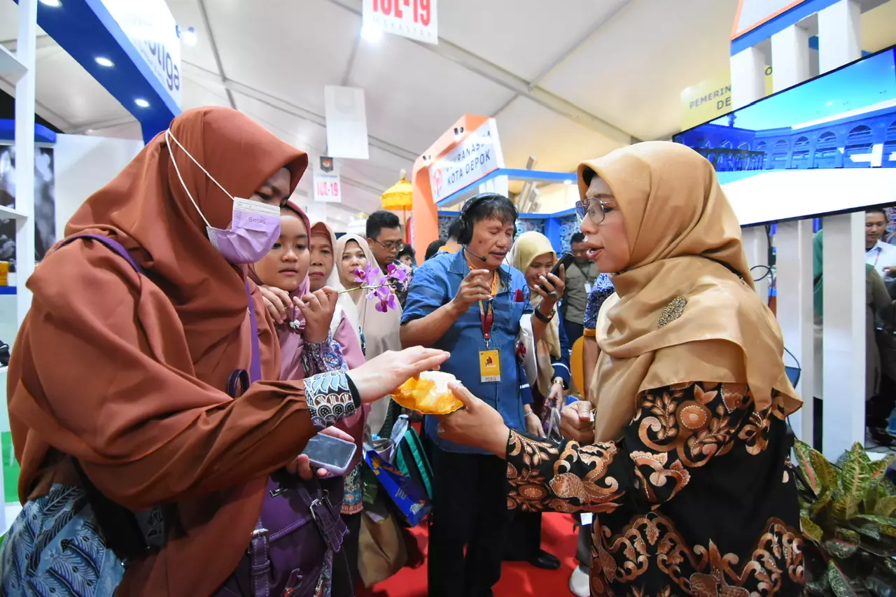 Bunda Elly Bagikan Produk Kuliner Depok ke Pengunjung ICE 2023