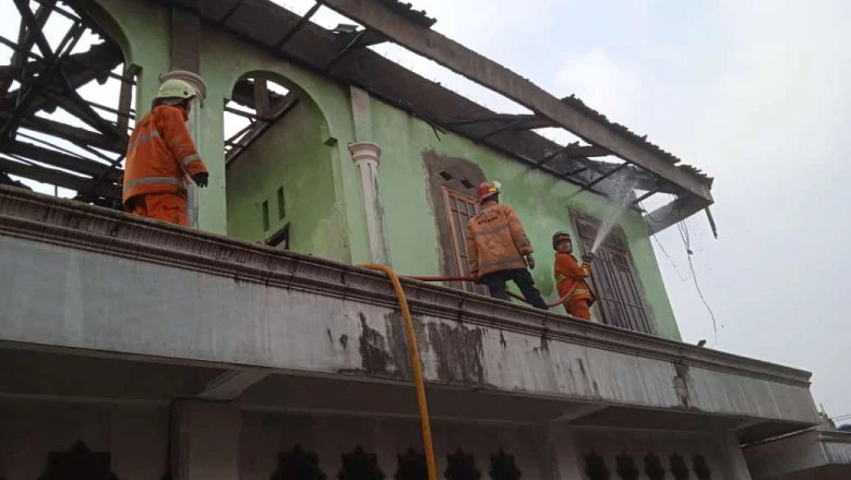 Tangani Kebakaran Asrama Pesantren di Bedahan, Damkar Depok Kerahkan Lima Mobil Pemadam 