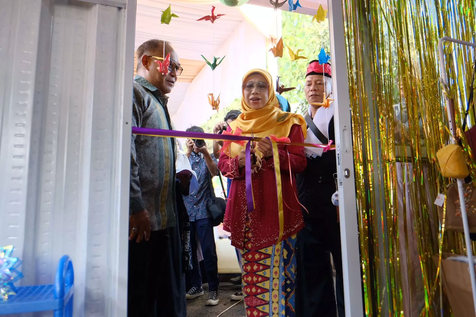 Beri Dukungan Penuh, Ketua Dekranasda Depok Resmikan Gerai UMKM Tapos