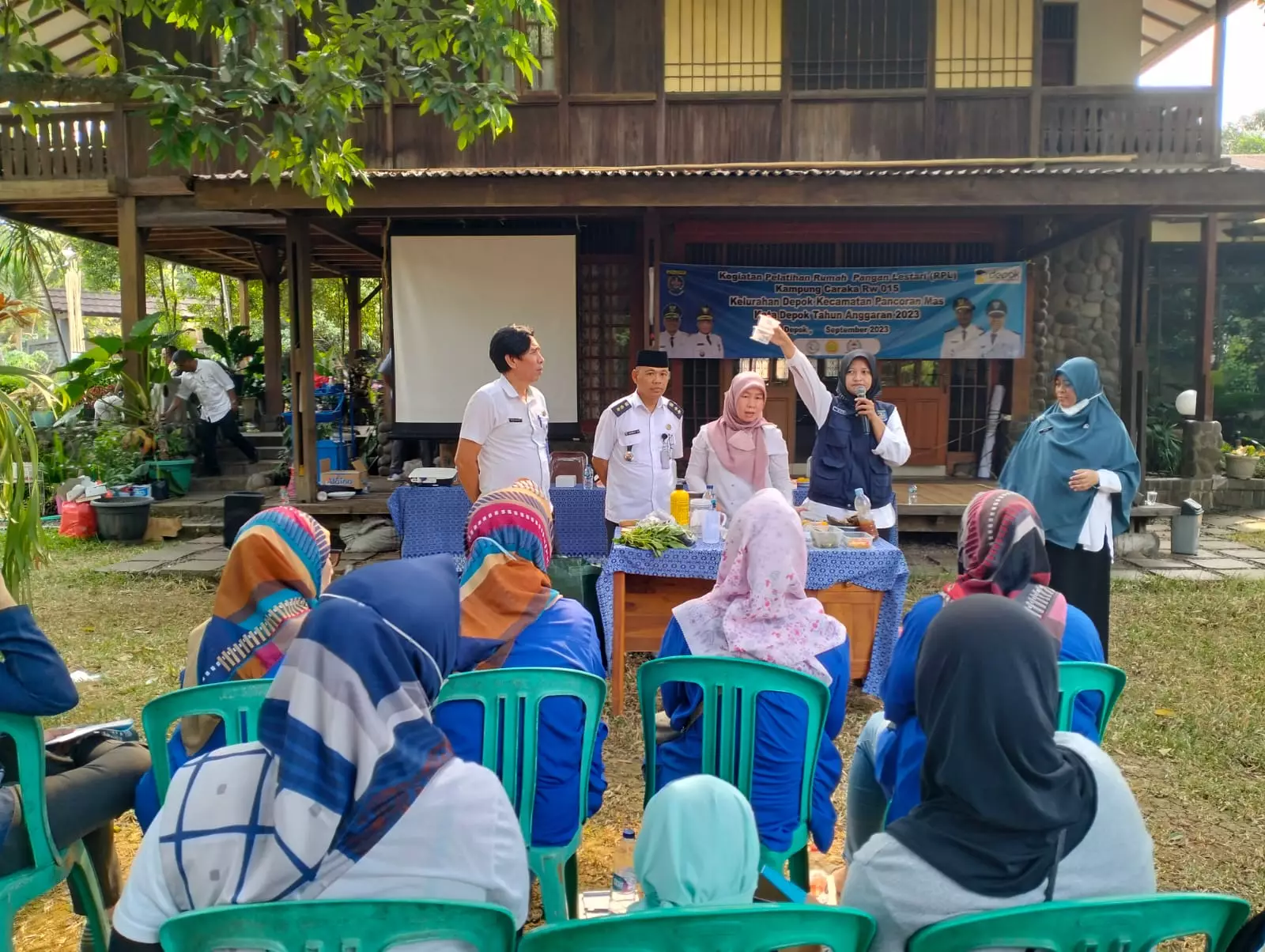 Warga Kampung Caraka Kelurahan Depok Dibekali Ilmu Kembangkan Kawasan Rumah Pangan Lestari