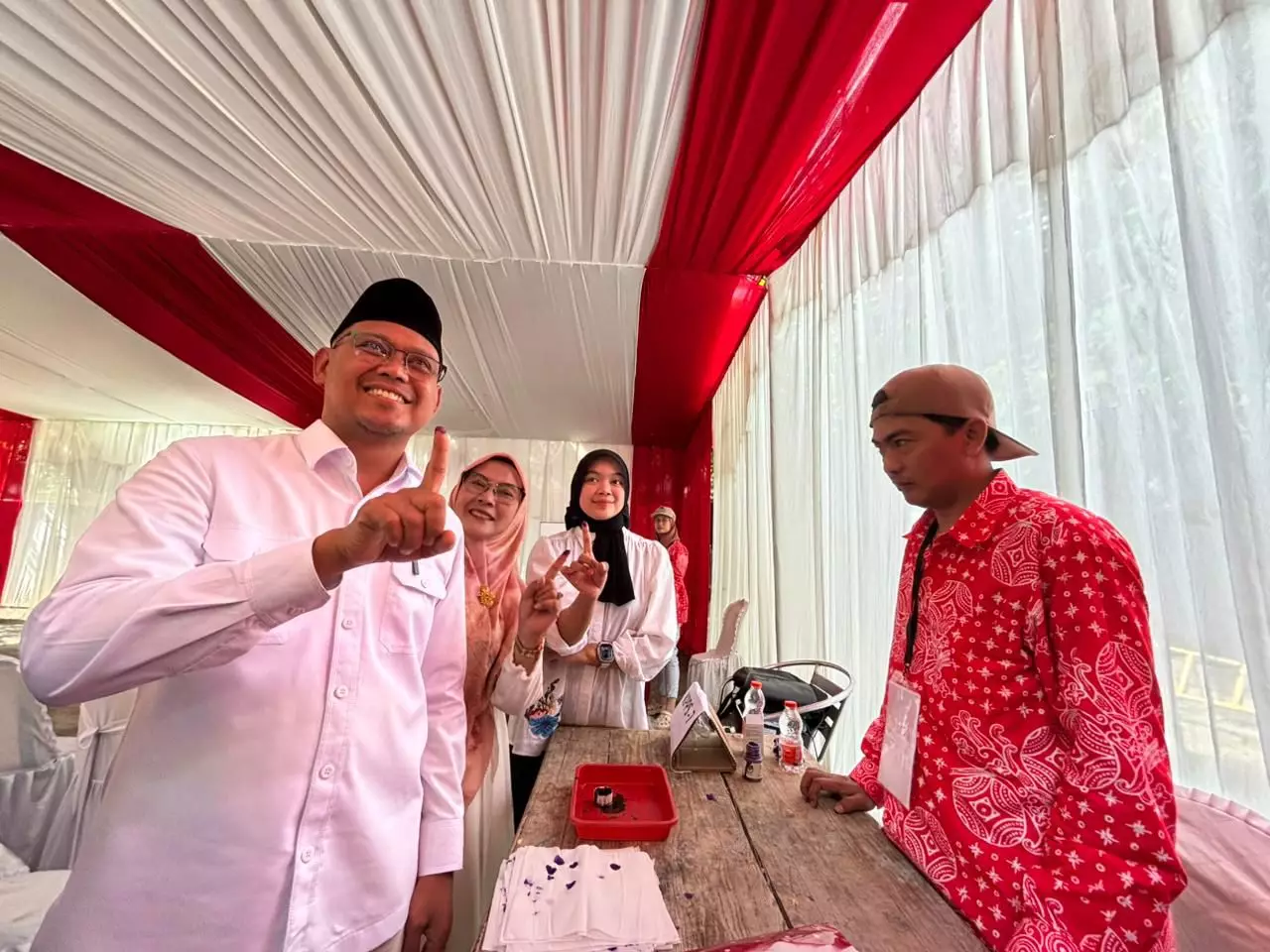 Wakil Wali Kota Nyoblos Bareng Istri dan Putri Bungsunya di TPS 017 Tirtajaya