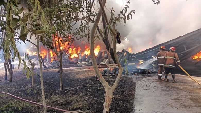 50 Personel Damkar Berjibaku Jinakkan Si Jago Merah yang Melahap Pabrik Karung di Sukatani