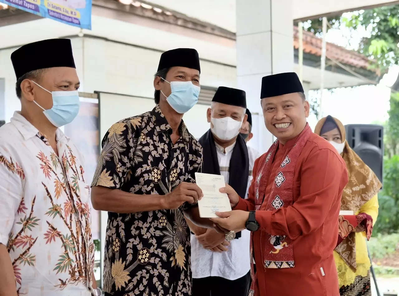 Sekda Depok Serahkan Dana Insentif RT-RW dan LPM se-Kecamatan Tapos