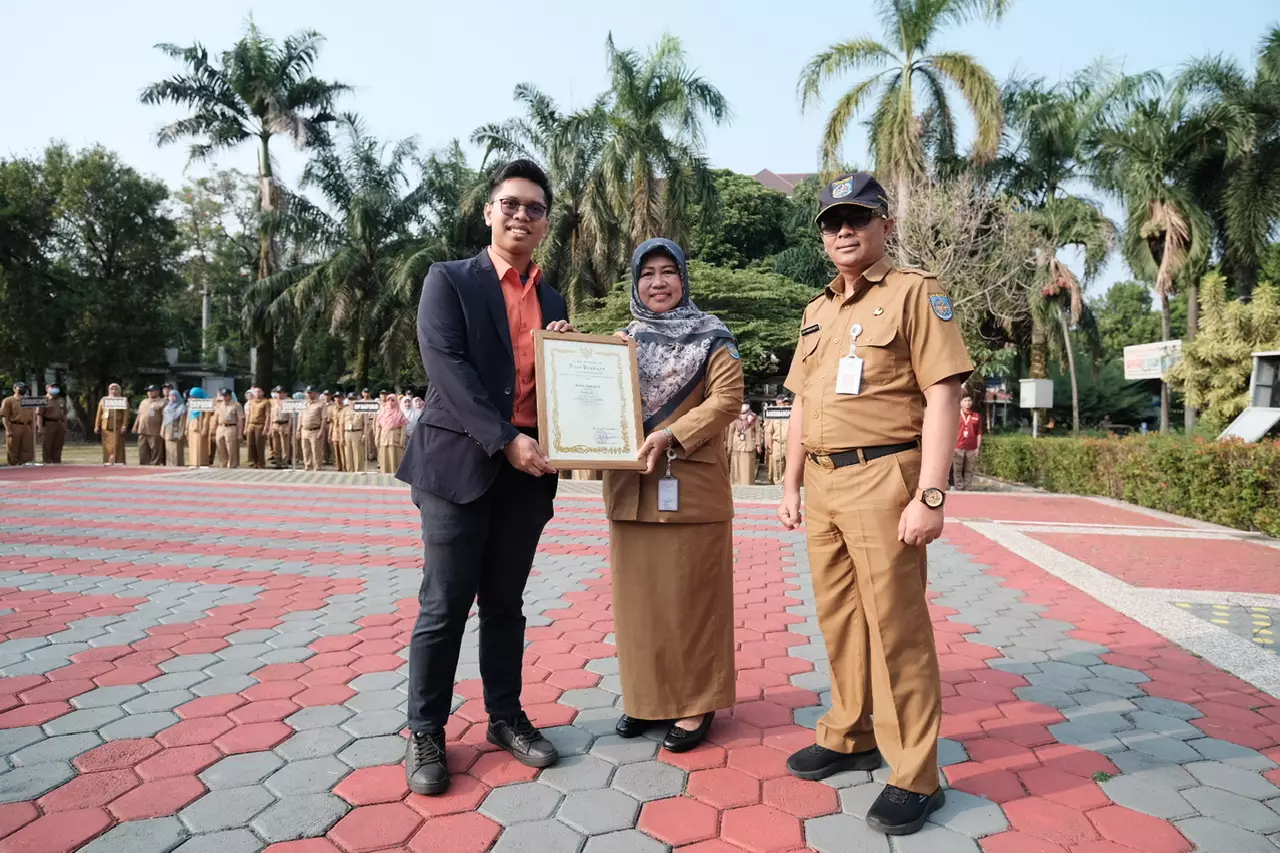 Nina Suzana Serahkan Piagam Penghargaan Pemuda Pelopor Tingkat Jabar