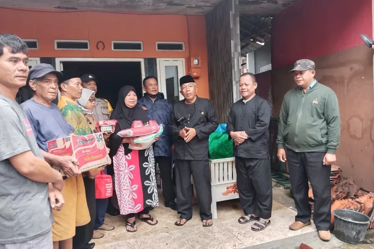 Camat Cilodong Tinjau Warganya yang Terkena Musibah