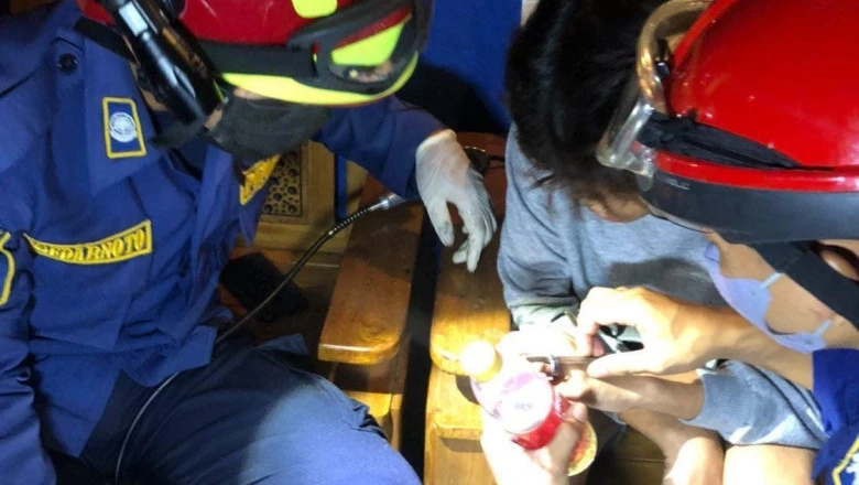 Damkar Depok Berhasil Padamkan Api dan Keluarkan Cincin Tersangkut