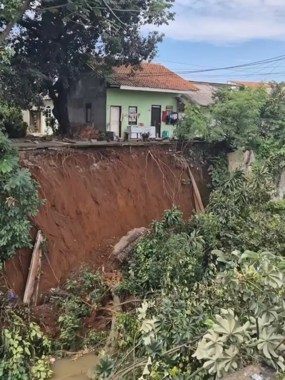 Longsor Timbun Aliran Kali Baru, Plt Camat Tapos Imbau Warga Waspada Bencana