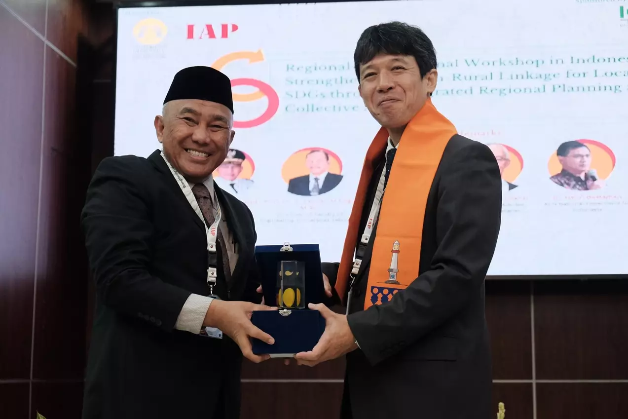 Wali Kota Berikan Cinderamata ke Keynote Speaker Seminar Internasional Regional-CES Nasional Workshop 2023