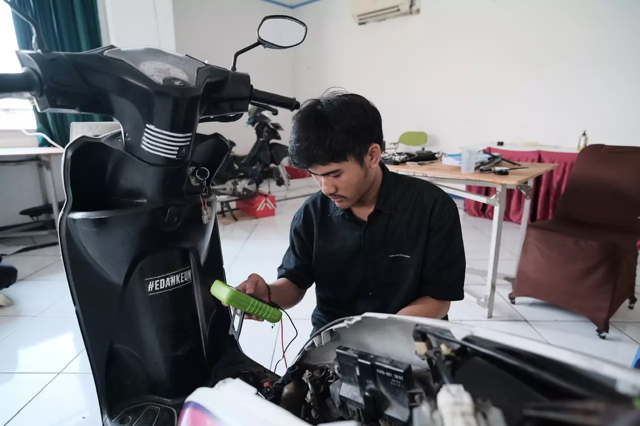 Peserta Pelatihan Perbengkelan Lakukan Praktik Service Roda Dua