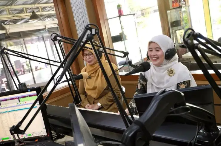 Cing Ikah Suarakan ‘Dari Keluarga Menuju Depok Maju dan Jabar Istimewa’ di Bens Radio