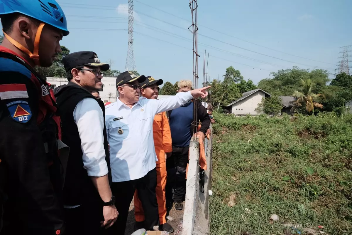 Wali Kota Tinjau Lokasi Pencarian Korban Hanyut Terseret Arus di Pancoran Mas