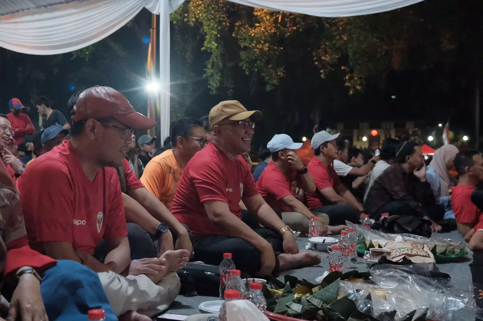 Wali Kota Depok Duduk Lesehan Bareng Ribuan Masyarakat untuk Nobar Garuda Muda