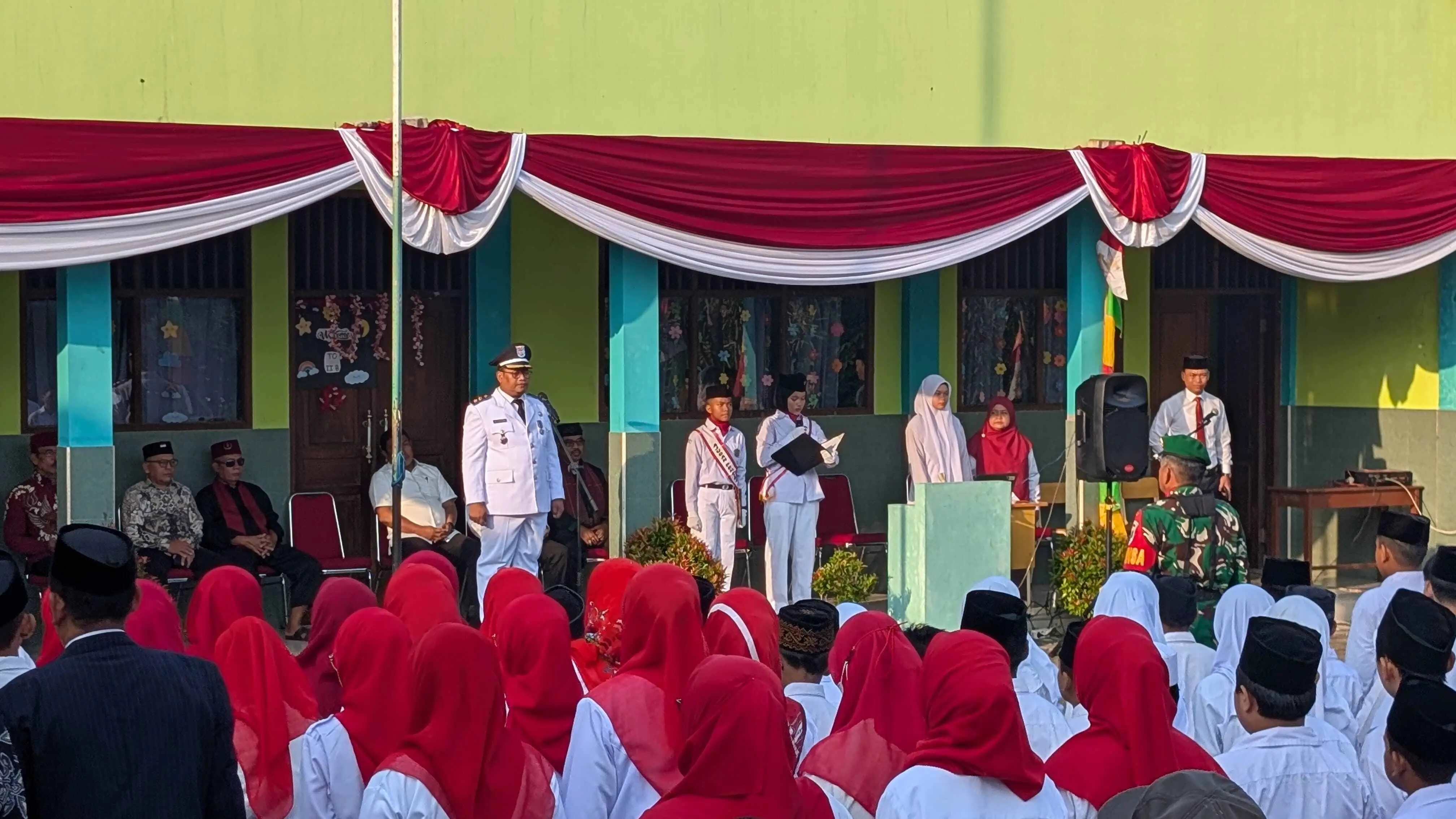 Lurah Gandul Pimpin Upacara HUT ke-80 RI, Sampaikan Pesan Kebersamaan