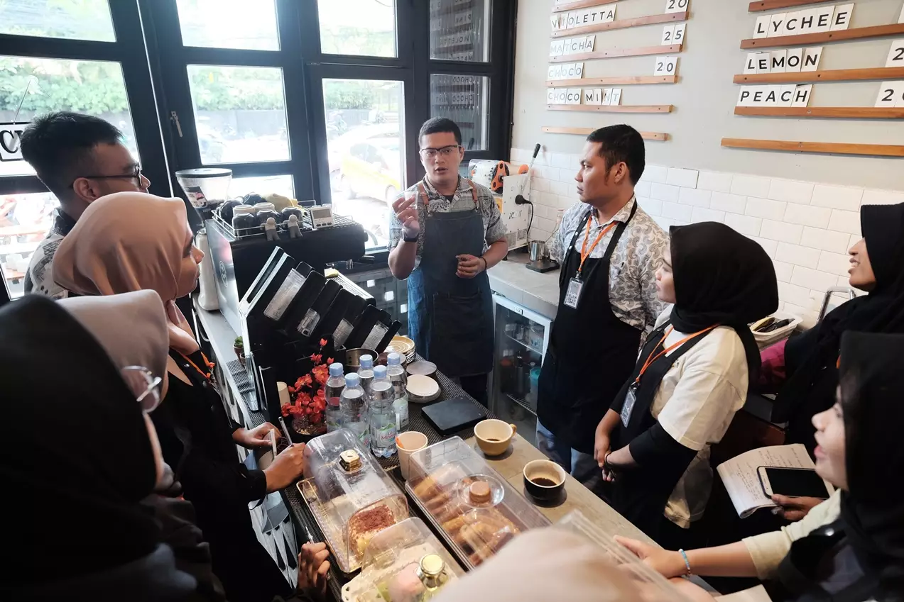 Peserta Pelatihan Barista Diajarkan Cara Gunakan Mesin Kopi