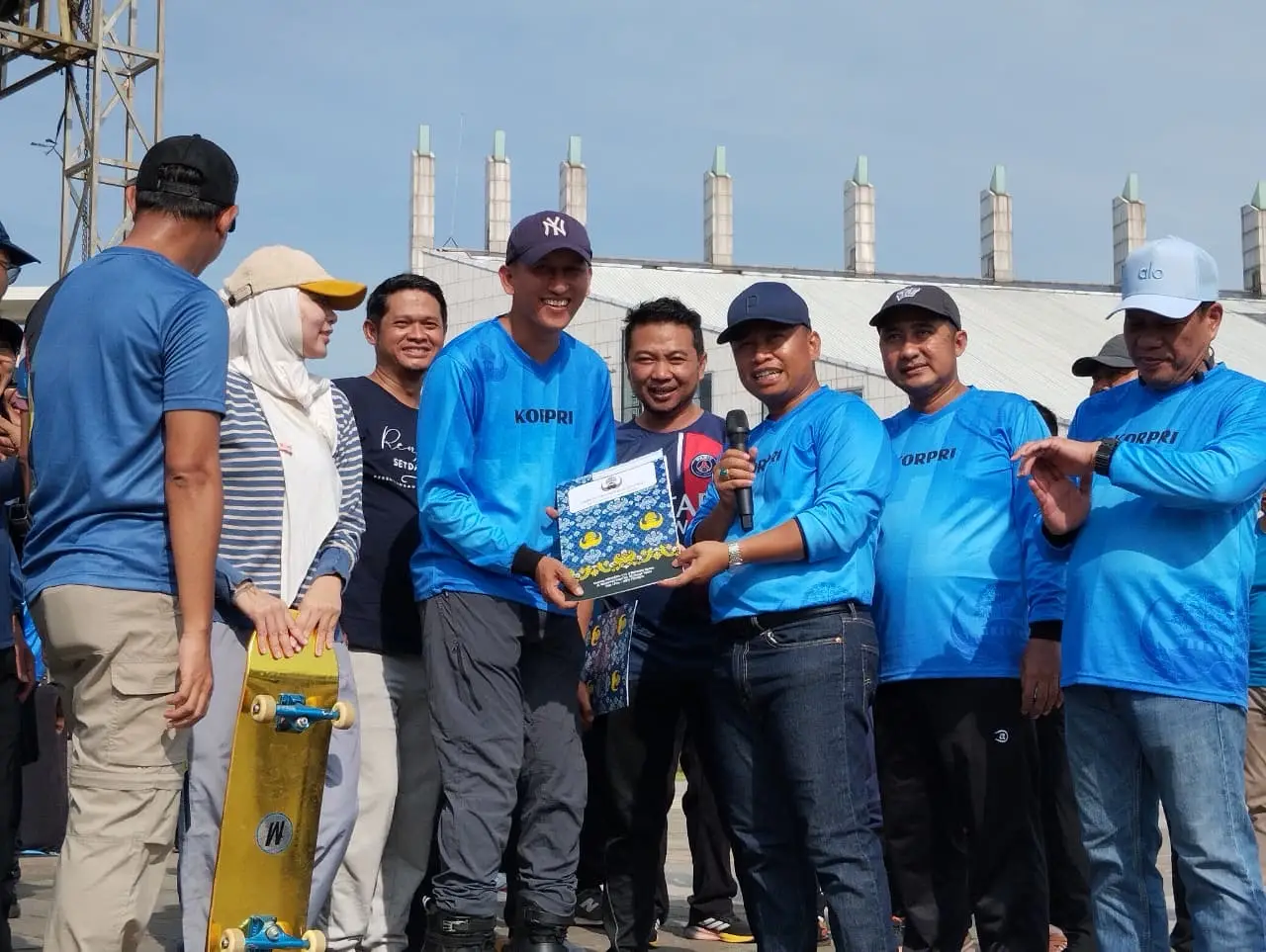 Wali Kota Serahkan SK Komunitas ASN Pemkot Depok, Ada Pecinta Futsal Sampai Line Dance