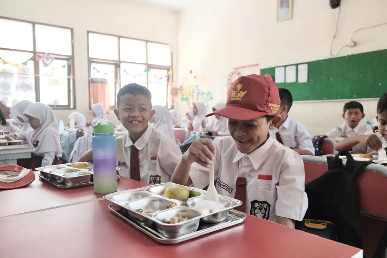 Hari Pertama Digulirkan, Ratusan Pelajar SDN Cilangkap 5 Nikmati Makan Bergizi Gratis