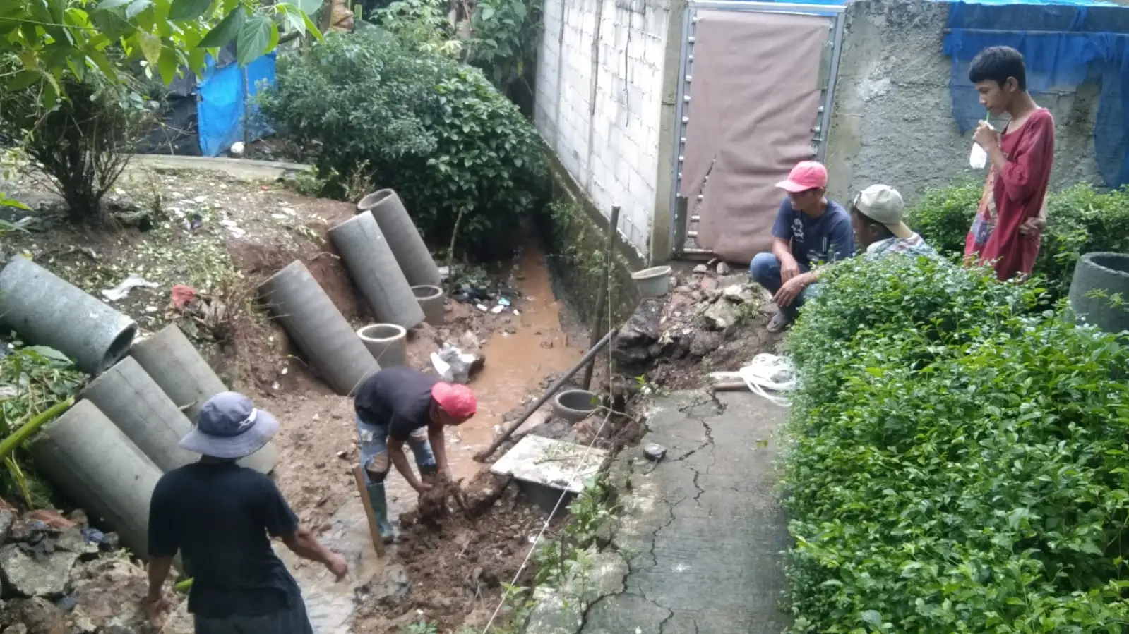 Warga Ratujaya Bangun Jembatan Swadaya