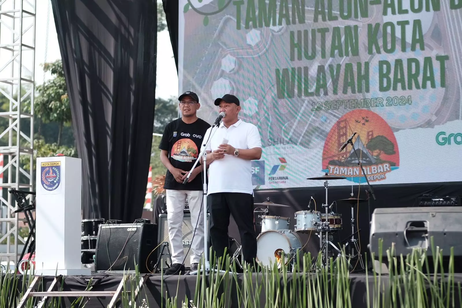 Kompak, Wali dan Wakil Wali Kota Depok Resmikan Taman Albar