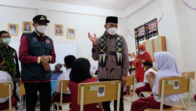 Menko PMK Bersama Wakil Wali Kota Depok Tinjau Pelaksanaan Vaksin 