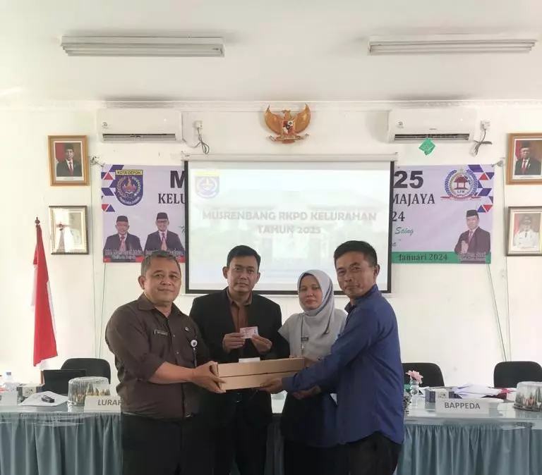 Penuhi Hak Anak, Disdukcapil Serahkan 1.051 KIA di Kelurahan Cisalak