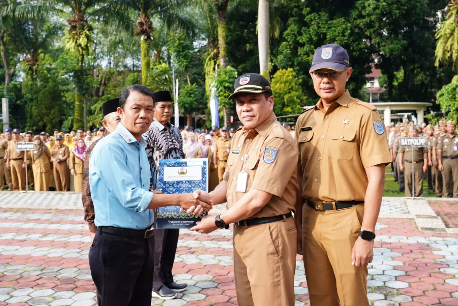 Sekda Depok Serahkan SK Pensiun dan Bantuan KORPRI kepada Sejumlah ASN
