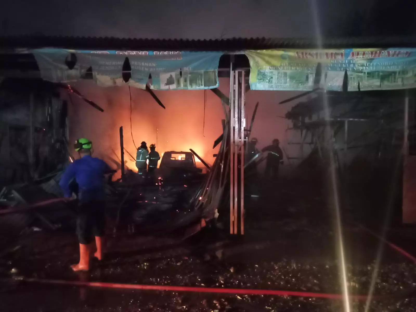 Tidak Butuh Waktu Lama, Personel Damkar Depok Berhasil Padamkan Kebakaran di Tugu