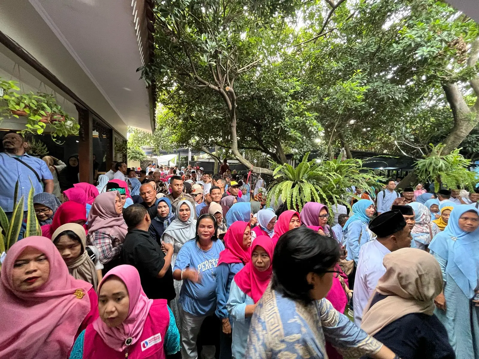 Ribuan Warga Depok Padati Kediaman Supian Suri Usai Pelantikan Walkot dan Wawalkot Depok