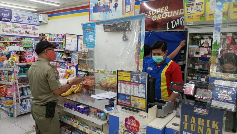 Satpol PP Depok Tertibkan Dagangan Rokok di Toko Ritel 