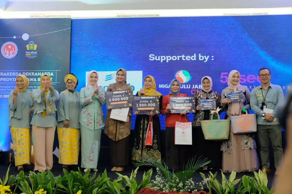 Bunda Elly Raih Penghargaan Terbaik II Paparan Program Kerja Unggulan Dekranasda