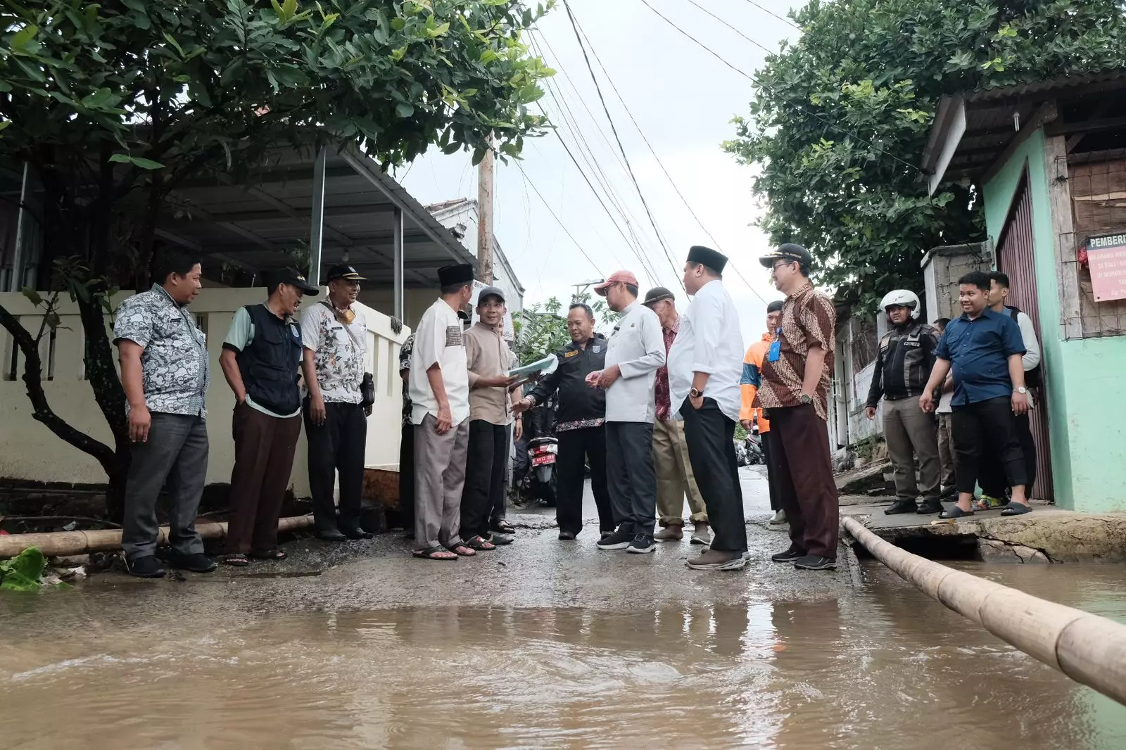 Tinjau Jembatan Amblas di RW 03 Bojongsari, Bang Imam: Akan Segera Kami Tangani