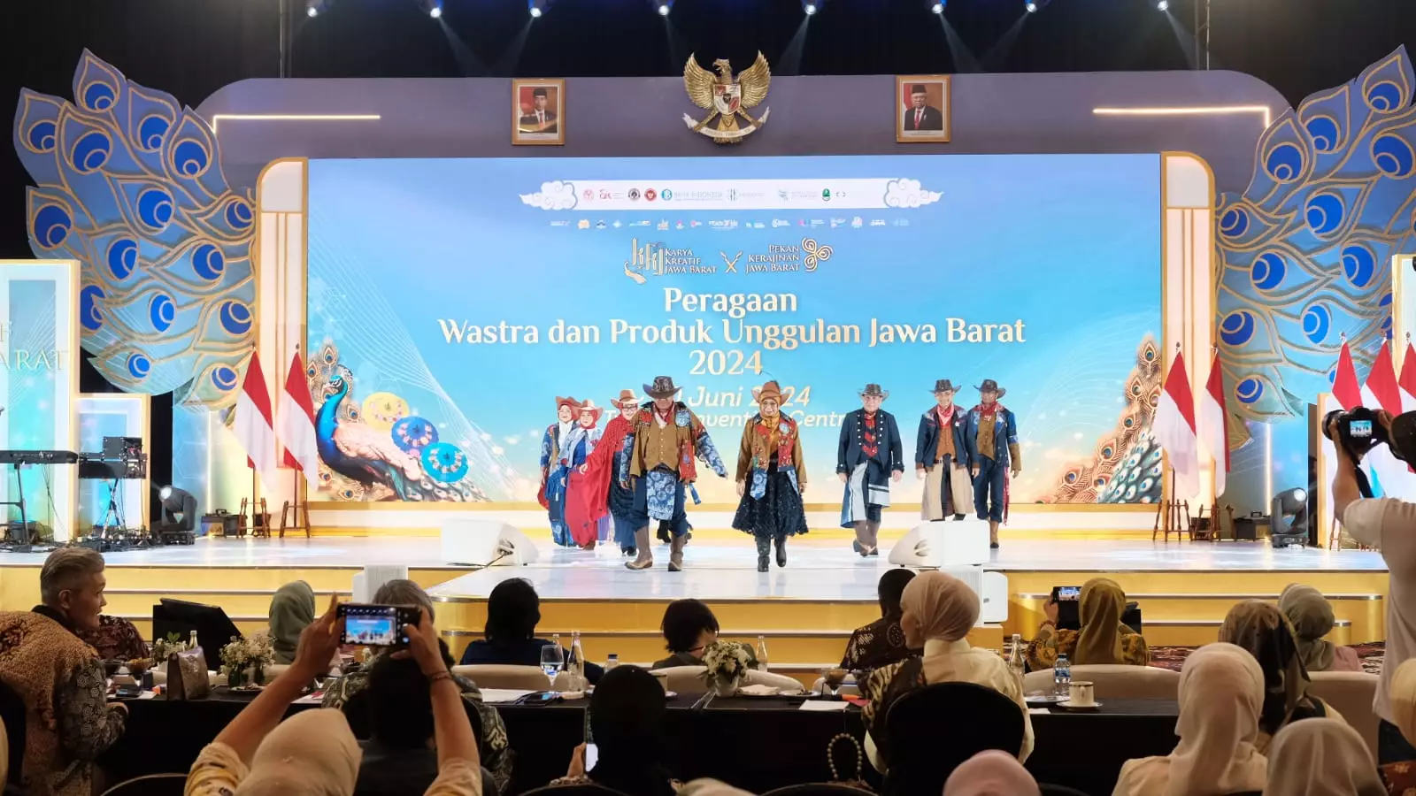 Pemkot Depok Tampilkan Busana Perpaduan Batik Belimbing dan Kostum Indian pada PKJB 2024