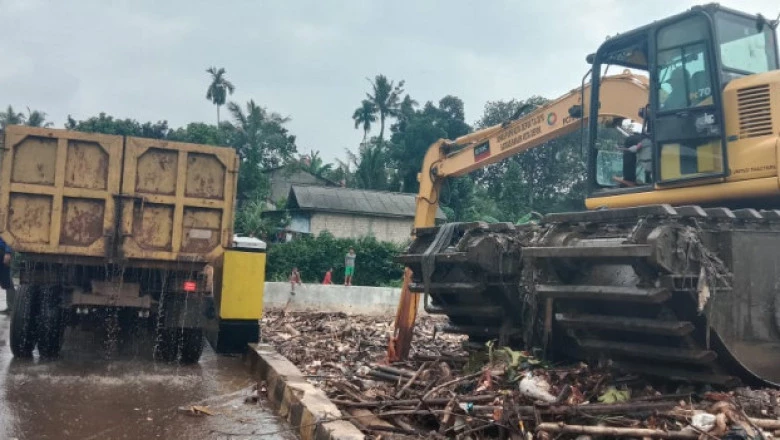 Normalisasi Kali Pesanggrahan, DPUPR Turunkan Alat Berat