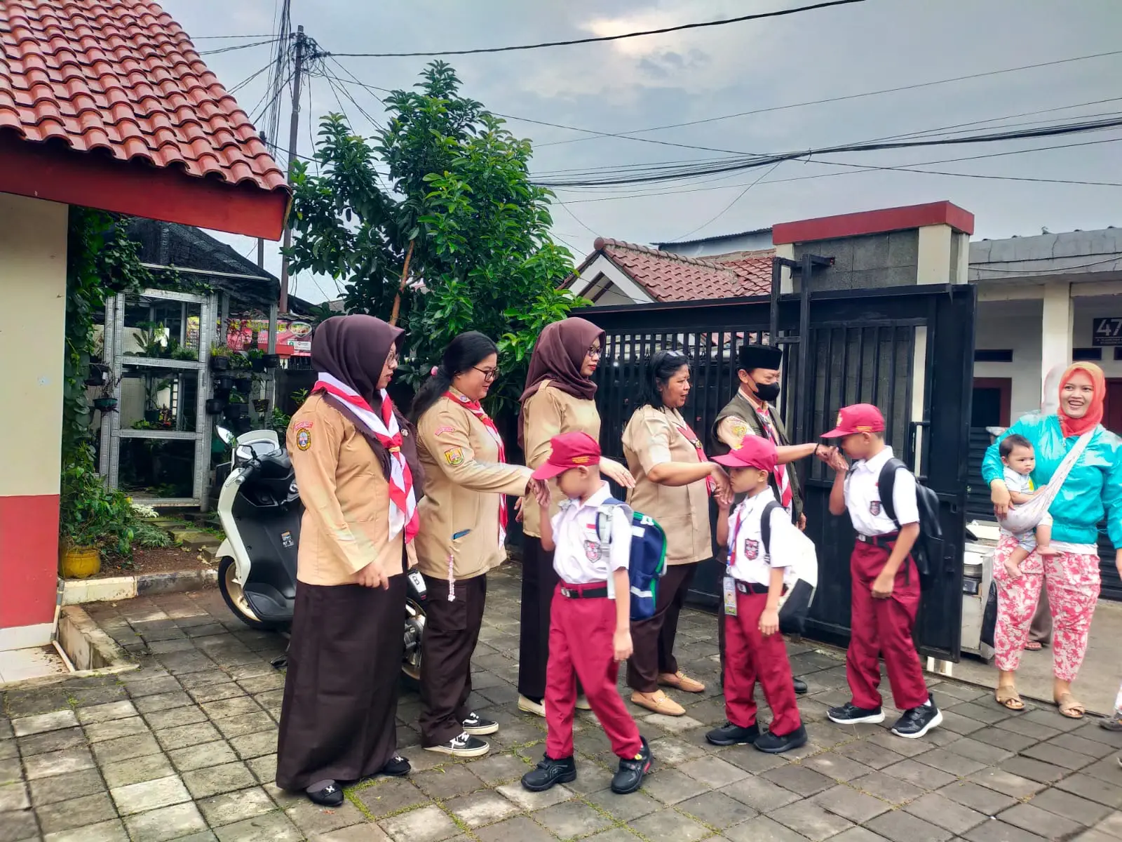 Hari Pertama Sekolah di SDN Mekarjaya 1: Masuk 6.30 WIB, Orang Tua Antusias Antar Anak