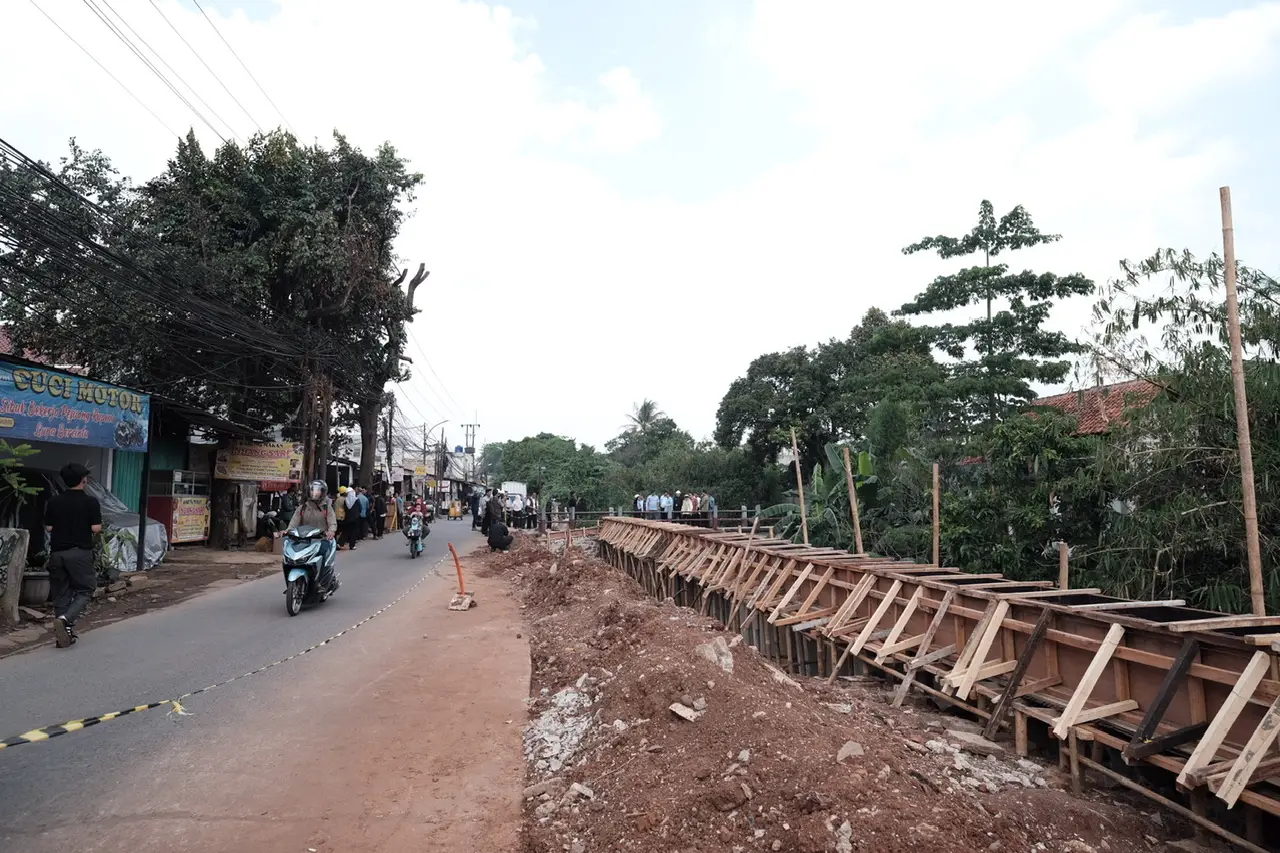 Pemkot Depok Lakukan Rekonstruksi Jalan Raya Cipayung-Pitara, Arus Lalu Lintas Ditutup Sementara